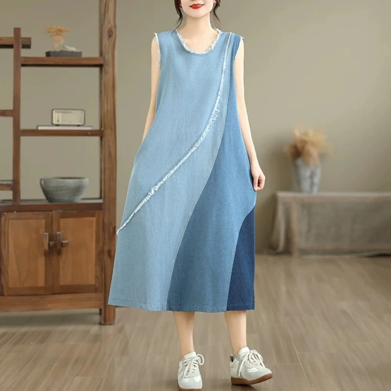 Vestido midi vaquero sin mangas para mujer, con diseño de retazos, bordes deshilachados y corte holgado en forma de A, ideal para un estilo casual de verano y para lucir en la calle, con bolsillos laterales.