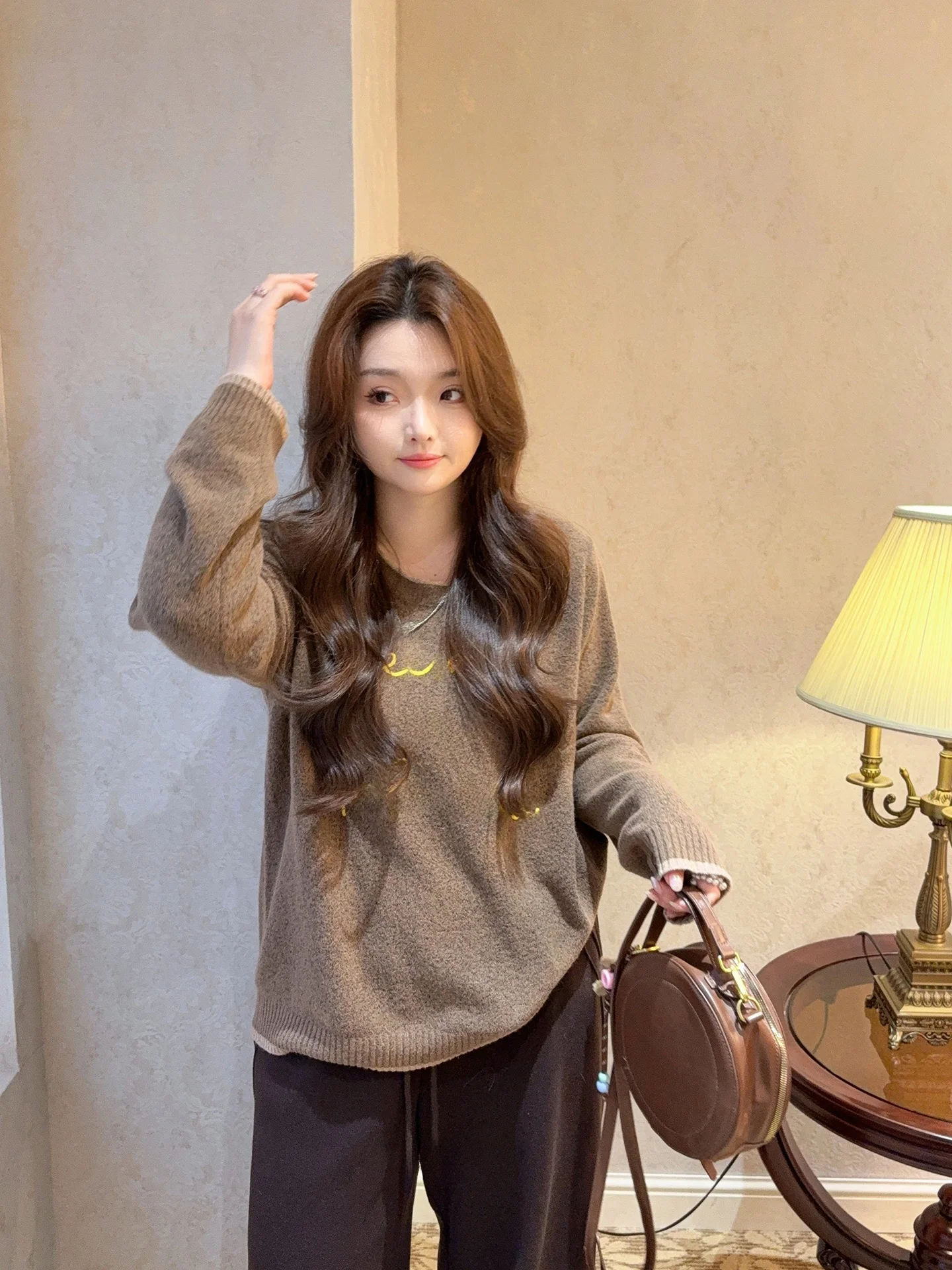 

Женский вязаный свитер больших размеров с круглым вырезом и буквенным принтом в корейском стиле, повседневный, свободного кроя, зимний, новинка, цвет «Кленовый сироп»