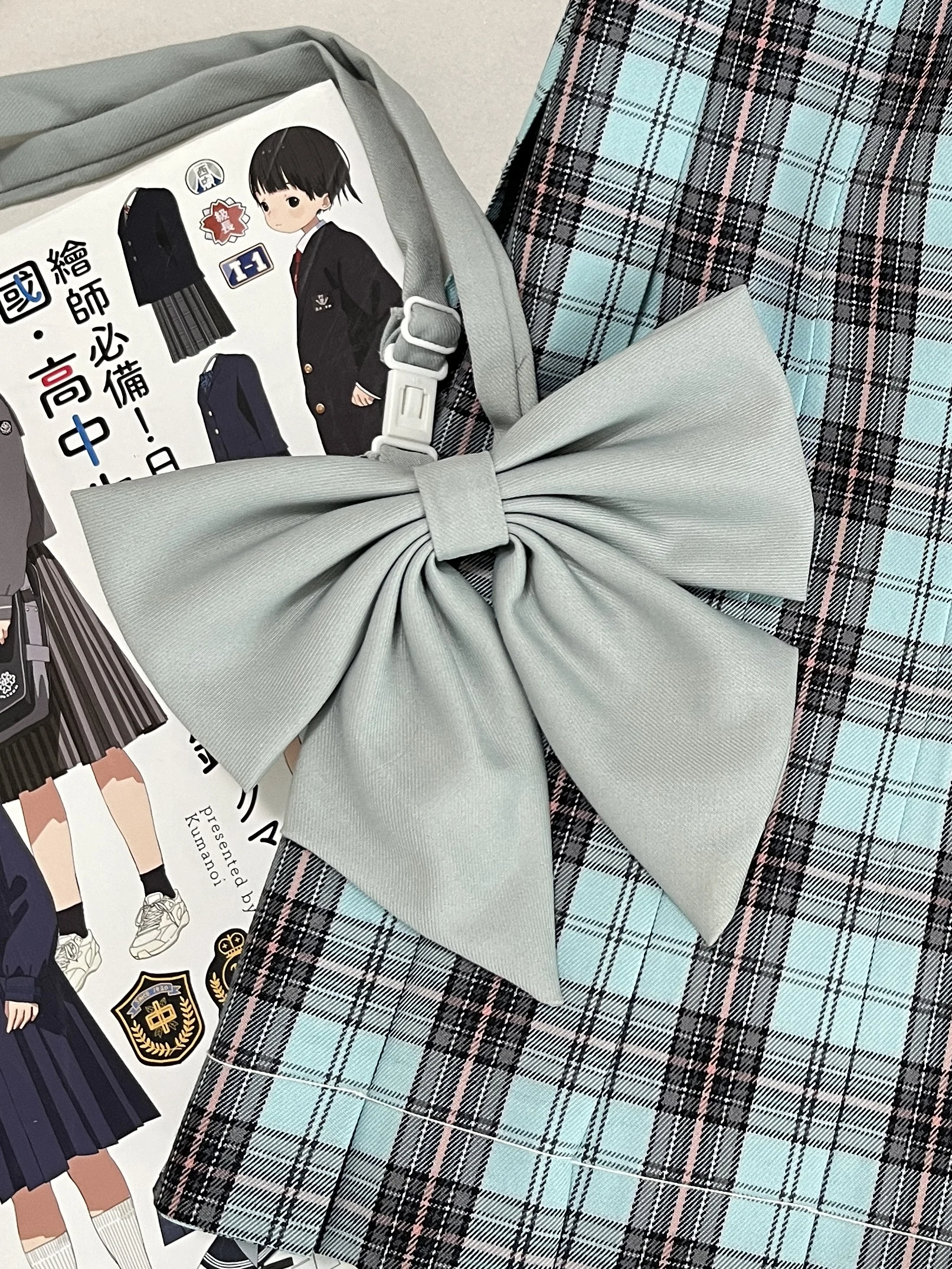 novo-acessorio-de-moda-coreano-laco-de-cabelo-com-plumas-coloridas-e-detalhes-em-verde-menta