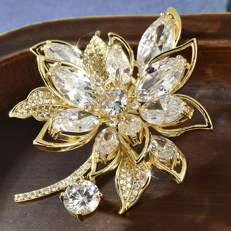 Stile femminile di fascia alta, cappotto con spilla di cristallo, accessori retrò squisiti, regali di festival, spilla di ibisco