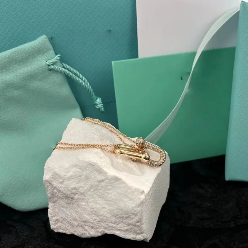 

Универсальное и стильное колье, идеально подходящее для элегантных дам, подходит для торжественных мероприятий.