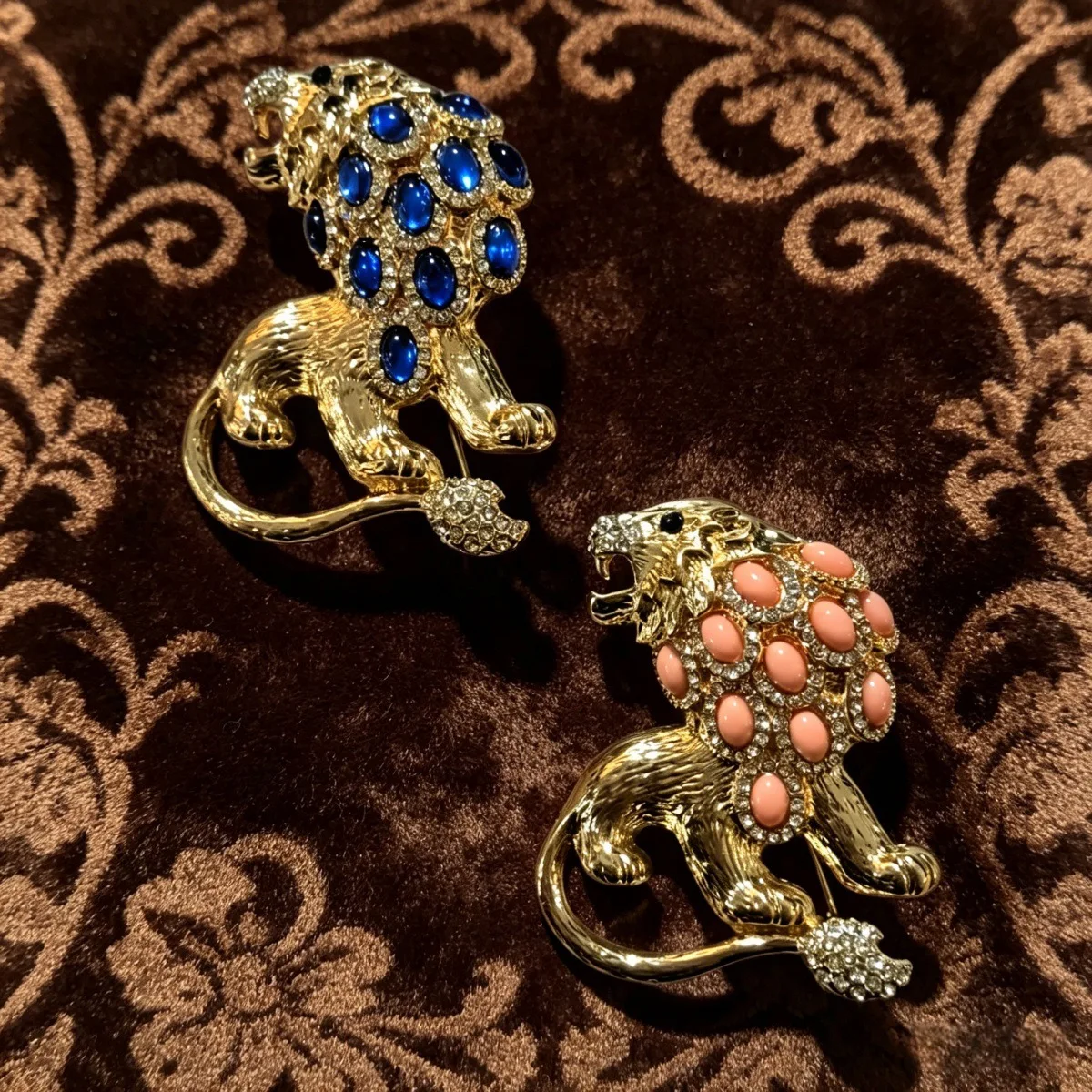 Retro alloy lion brooch, diamond studded animal chest flower coat brooch, high-end accessory spot wholesale