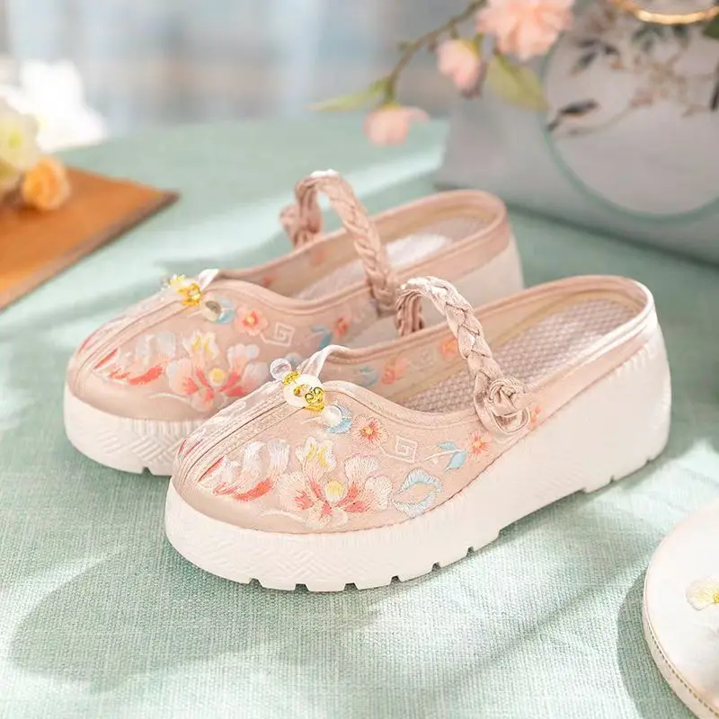 

Женские тапочки Baotou с вышивкой, новые летние нескользящие тапочки на толстой подошве в этническом стиле с круглым носком, уличные полутапочки, увеличивающие рост