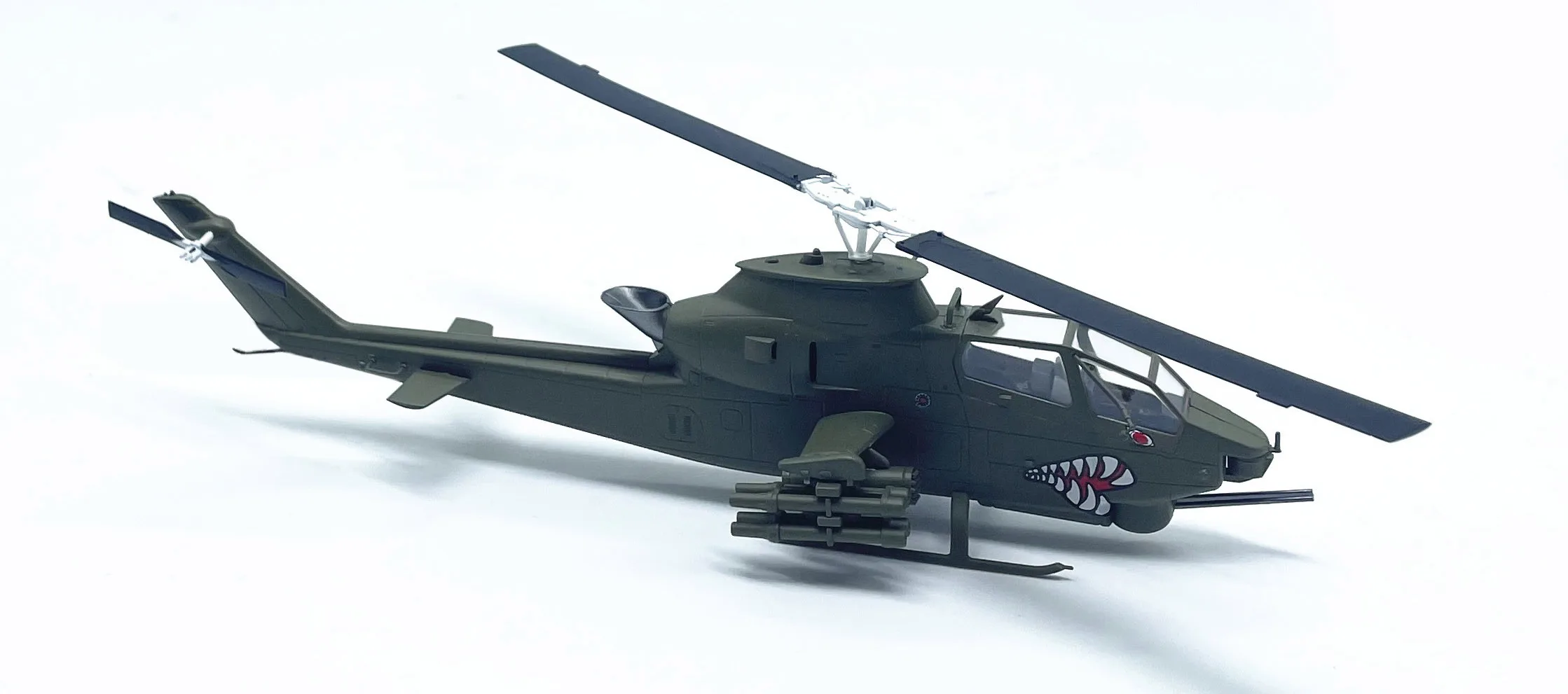 1: 72 US Army ah-1f armed helicopter model  Finished ornaments 37098