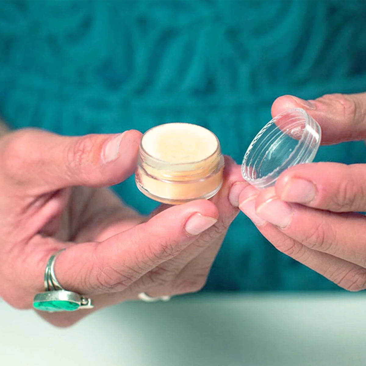 

100Pcs Mini Empty Plastic Cosmetic Cream Jar Transparent Sample Makeup Pot Eye Shadow Lip Balm Container