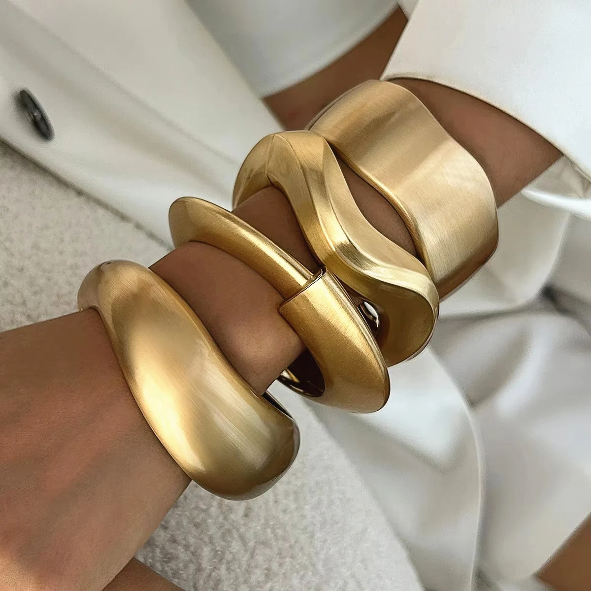 HUANZHI Vintage Chunky Heavy Wide Matte Metall Armreifen für Frauen Gold Farbe Offene Manschette Dicke Unregelmäßige Welle Armband Schmuck ﻿