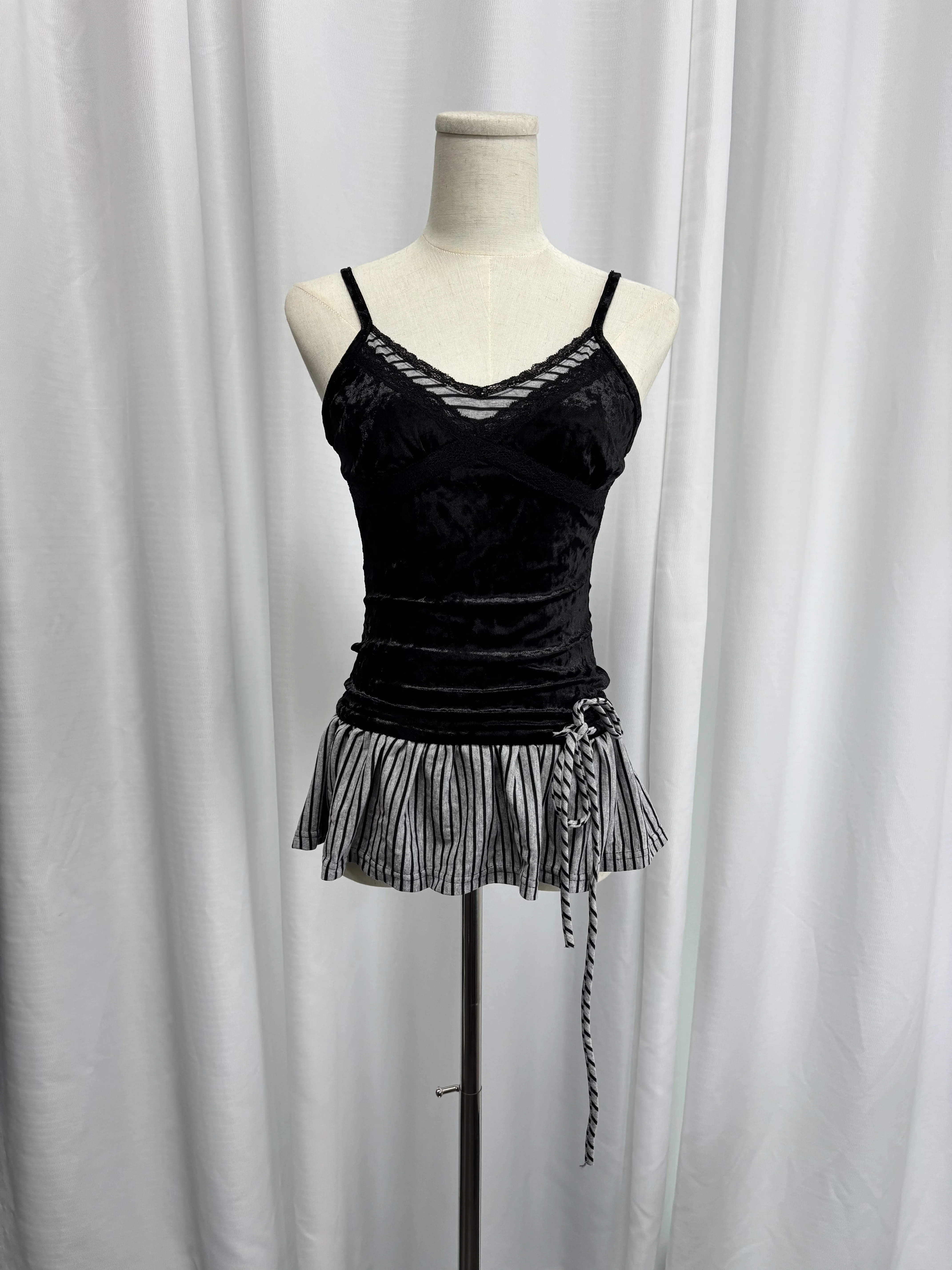 Real Shot Zweiteiliges Damen-Set mit quadratischem Ausschnitt und Strickjacke zum Binden + gefälschtem zweiteiligem gestreiftem Rüschen-Cami-Oberteil mit langen Ärmeln