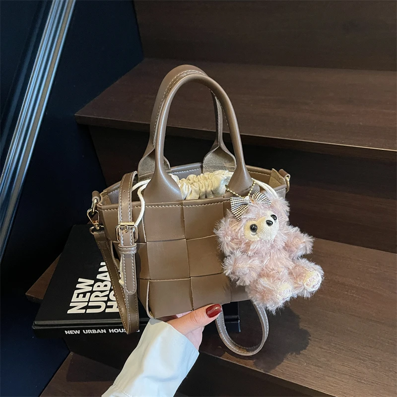 

Chic Luxury Women's Handbag In Leather, Crossbody Bag Design With Adjustable Strap, Elegant Classic For Daily Use By Ladies