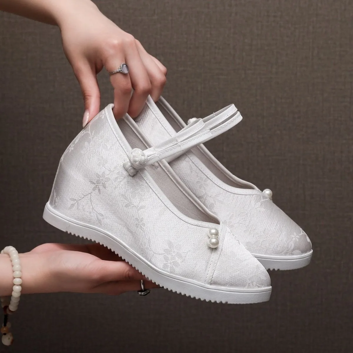 Chinese Embroidered Cloth Shoes Women Round Toe Tassel Mid Heel Height Increase Hanfu Qipao Ethnic Dance Vintage Shoes