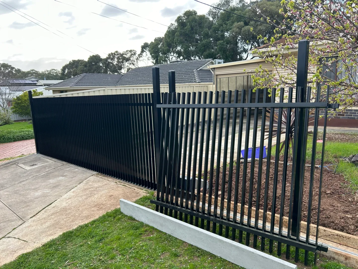 Black Vertical Blade Fence Panel Aluminum Blade Fence Panels Outdoor Garden Aluminium Batten Fence