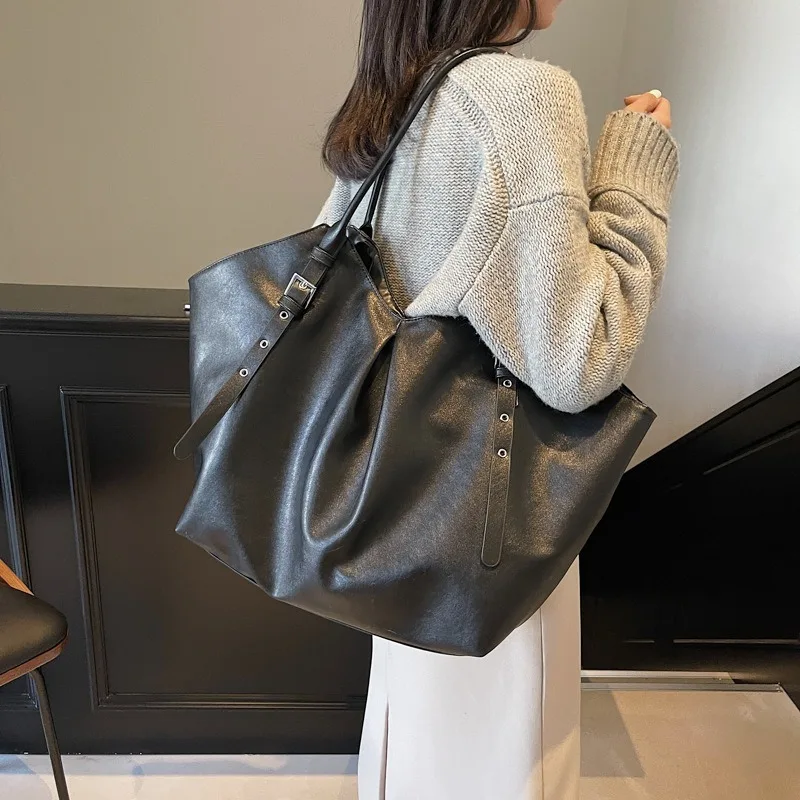 

Korean version niche design hand-held tote bag for women 2025 summer new popular shoulder bag soft leather casual armpit bag