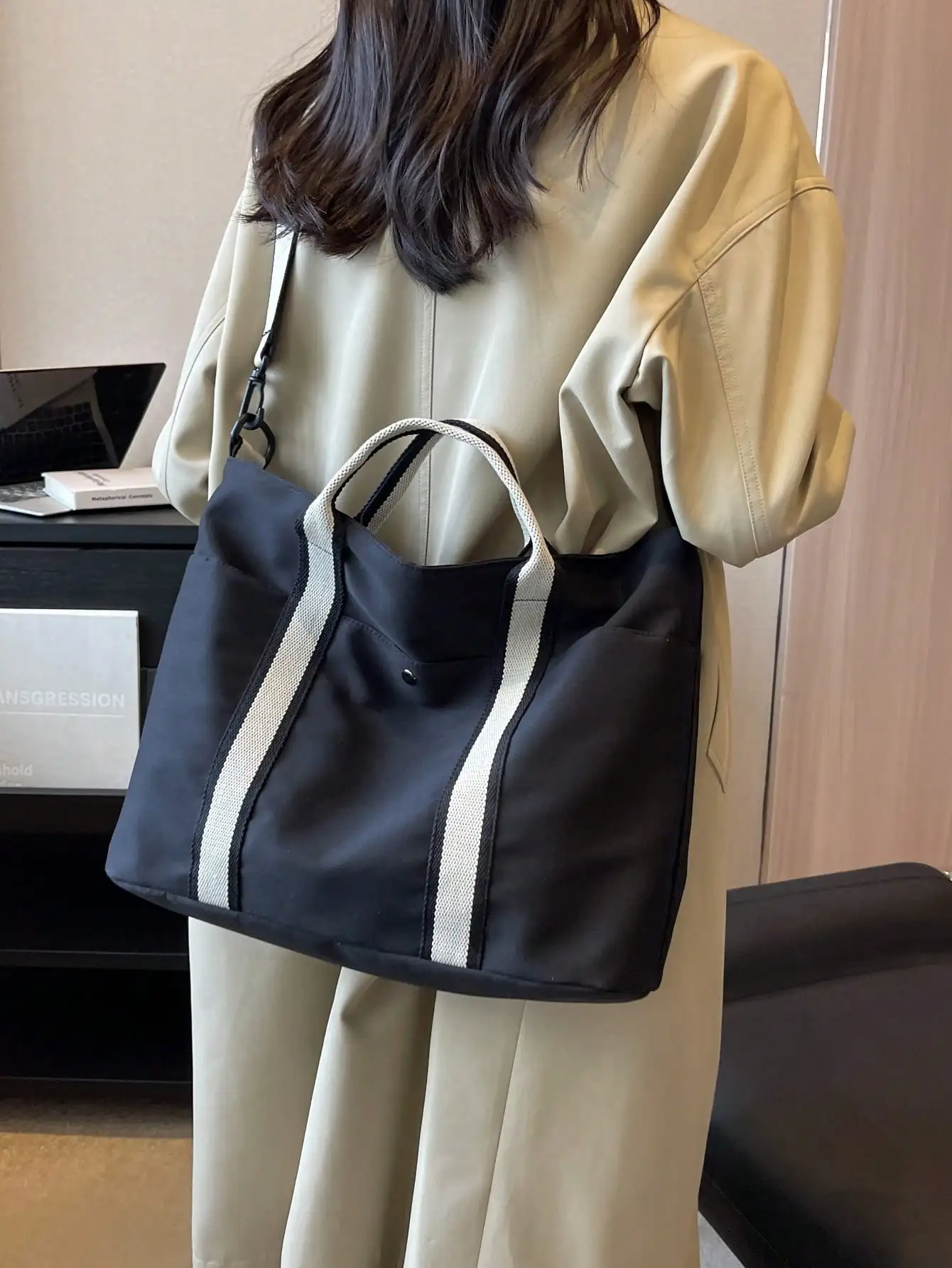 

Сумка через плечо с цветными блоками большой вместимости для женщин. Универсальная сумка через плечо со съемным ремнем и плетением.