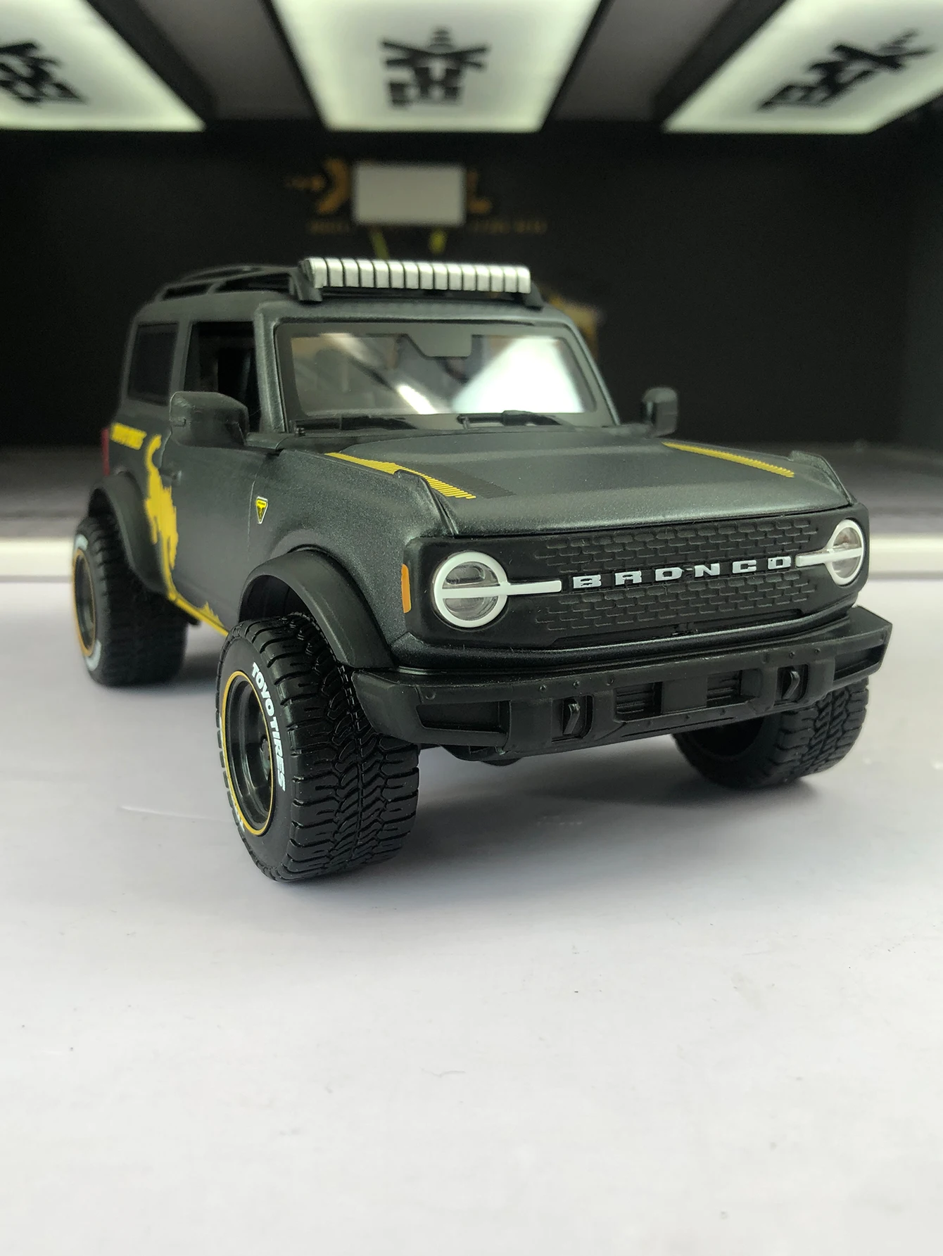 Maisto 1:24 simulated zinc alloy 2021 Ford Bronco Badlands model car, static ornament, metal collectible gift car - view 5
