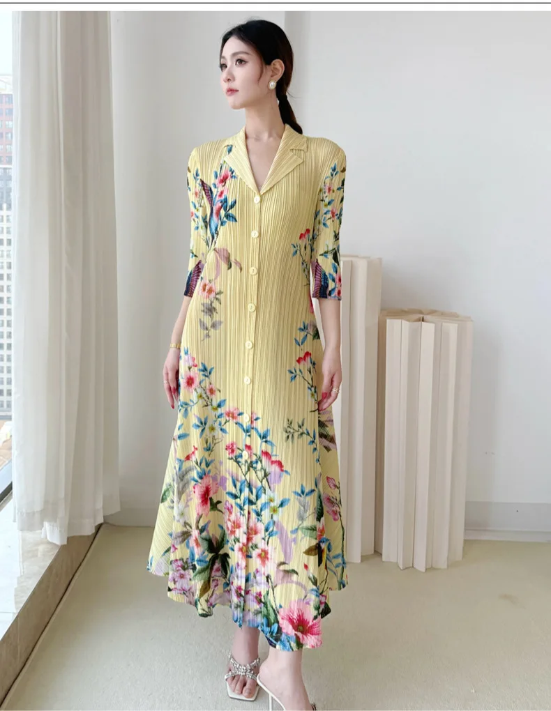 Blumendruck Miyake Plissiertes Kleid mit Reverskragen, 3/4-Ärmeln und Knopfleiste, Midi-Länge, Leichtes Freizeitkleid für den Alltag, Stilvolles Damenkleid – Detail 5