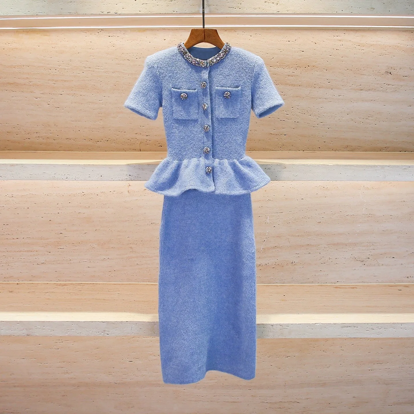 ダイヤモンドボタンのフェイクツーピースニットドレス、エレガントでスタイリッシュ。 フリル付き半袖ロング丈レディースワンピース、2026年春新作
