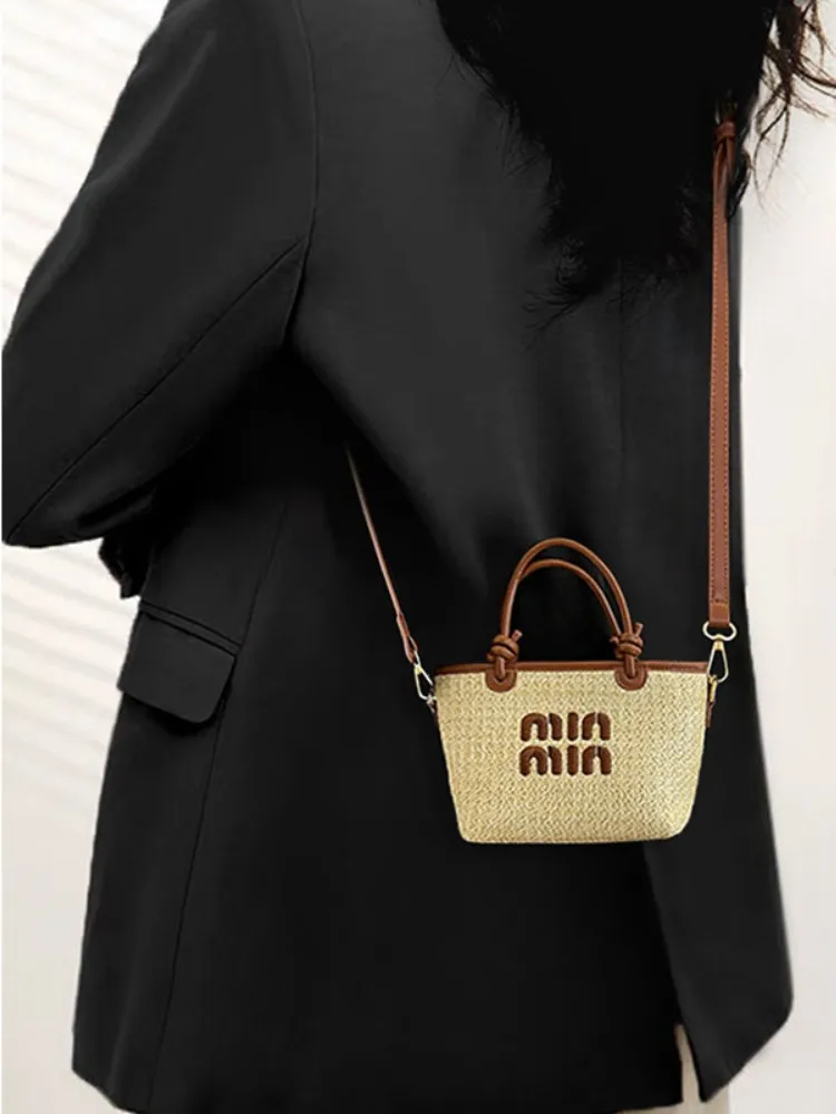

Famous brand high-end designer straw bag female 2025 new seaside vacation style woven messenger bag summer portable bucket bag