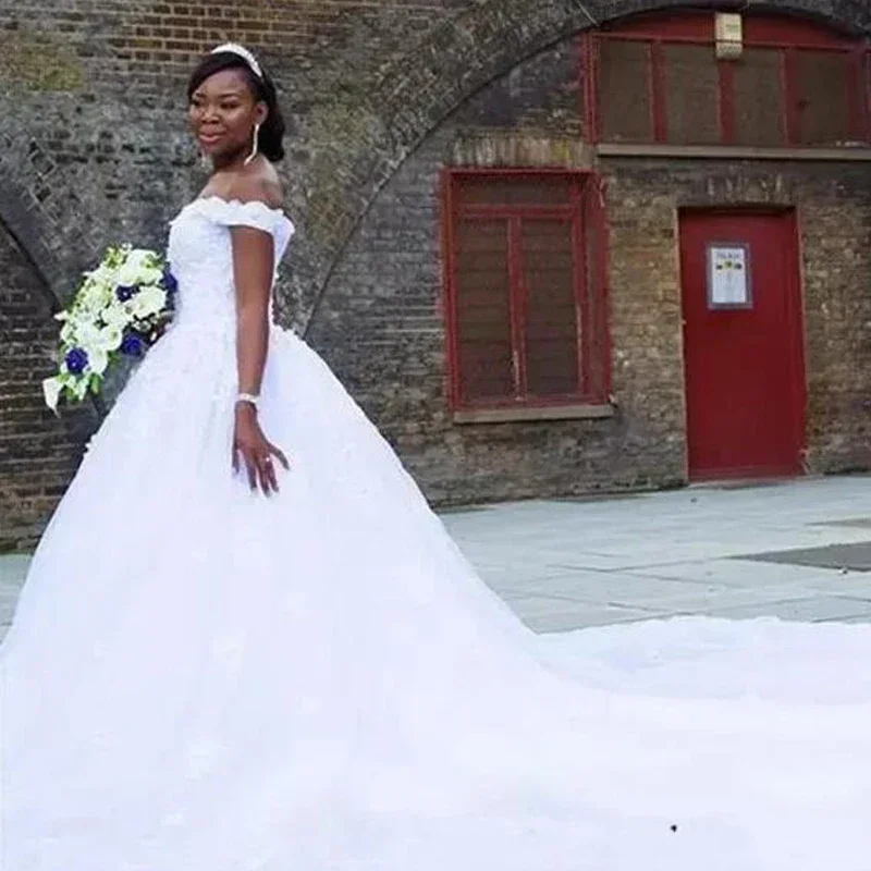 カスタマイズされたアフリカ系黒人女性向けデザイン、花柄ウェディングドレス、オフショルダー、プラスサイズ、レース、ベスティドス・デ・ノイバ、プリンセスドレス