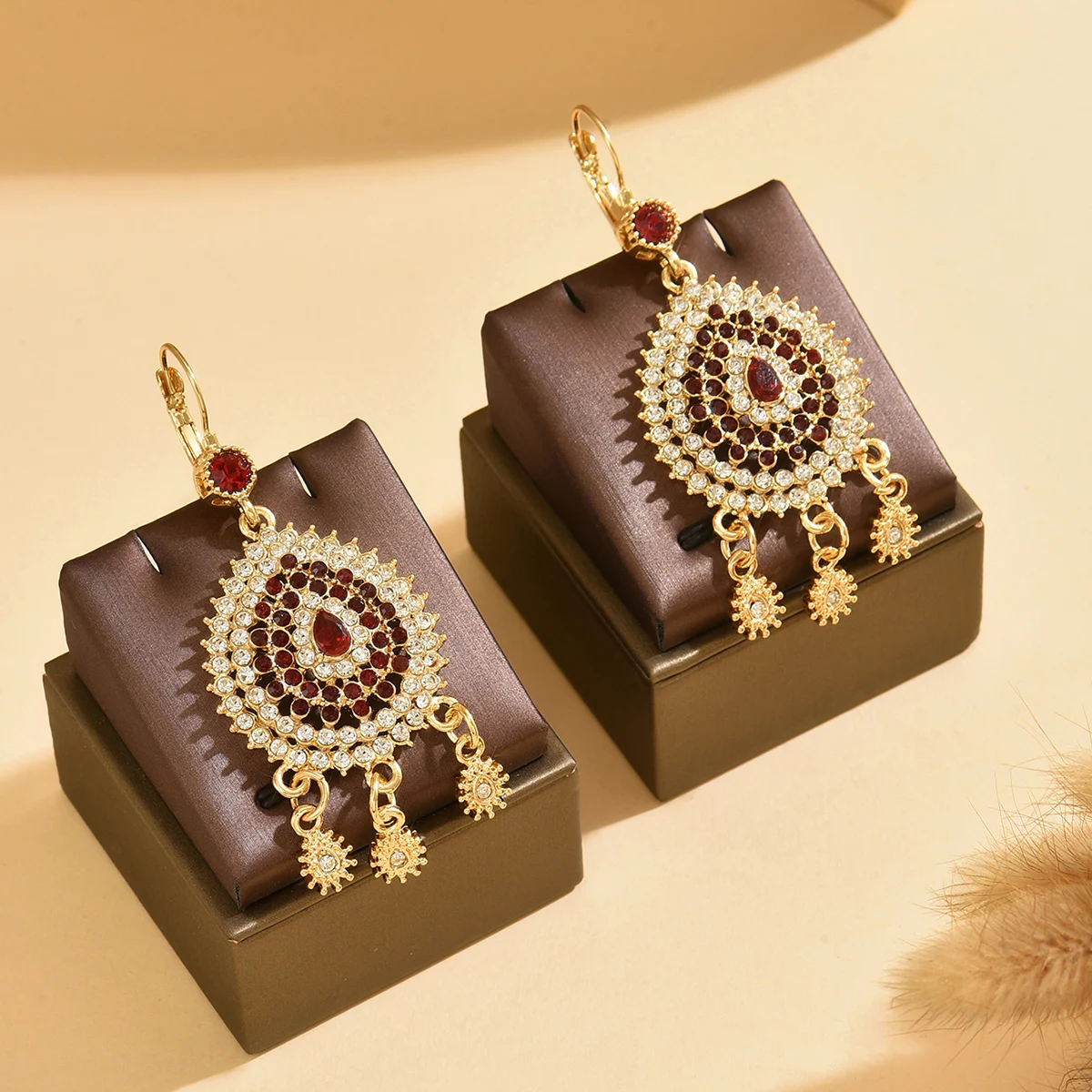 

A Pair Of Shiny Ethnic-Style Metal-Gold-Plated Crystal-Embedded Wedding Earrings With Exquisite Craftsmanship