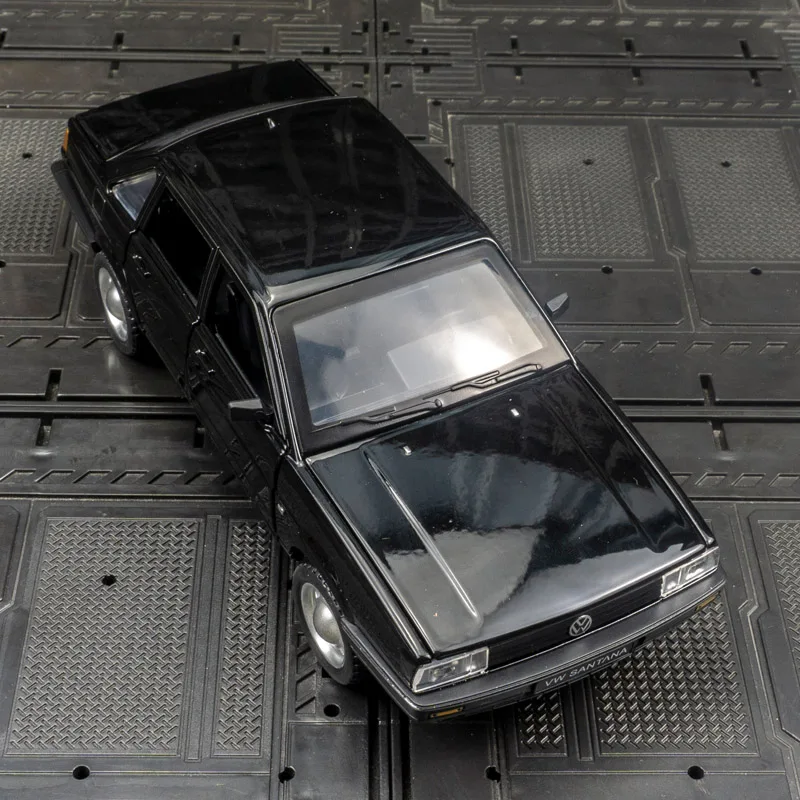 

1:24 Volkswagen Santana Classic Retro Sedan Alloy Model Car Power Back Sound and Light Suspension Children's Toy