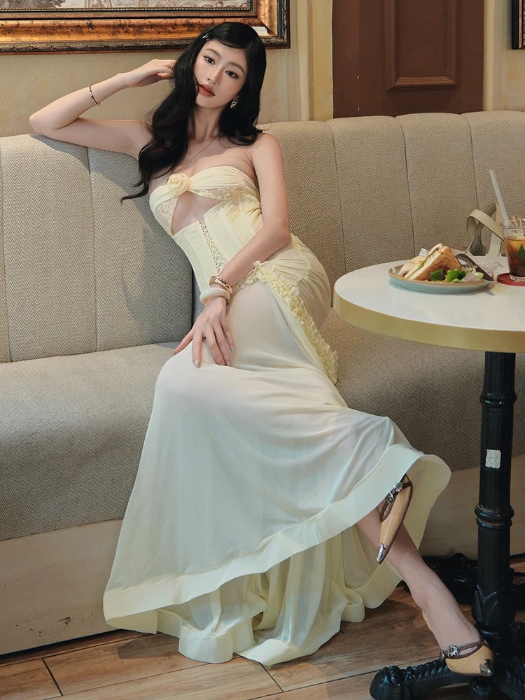 แม็กซี่เดรสสีเหลืองอ่อนเกาะอก VC Enchanting พร้อมเสื้อท่อนบนรัดตัวและรายละเอียดคัตเอาท์สําหรับงานกาล่าฤดูร้อน