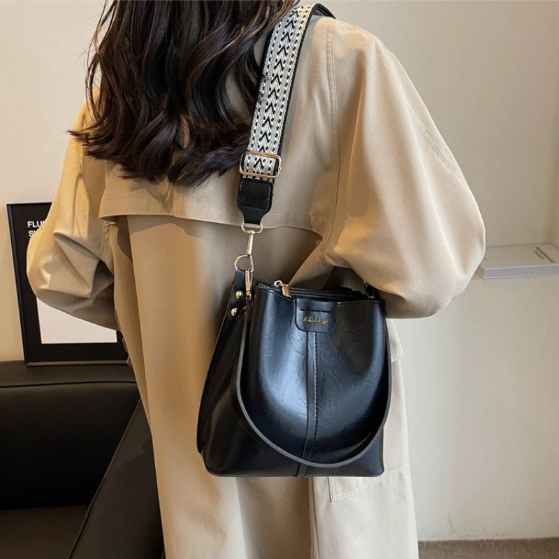 

Новая женская сумка: модный тренд, ретро-стиль, многофункциональная сумка через плечо, вместительная сумка-ведро с широким ремнем