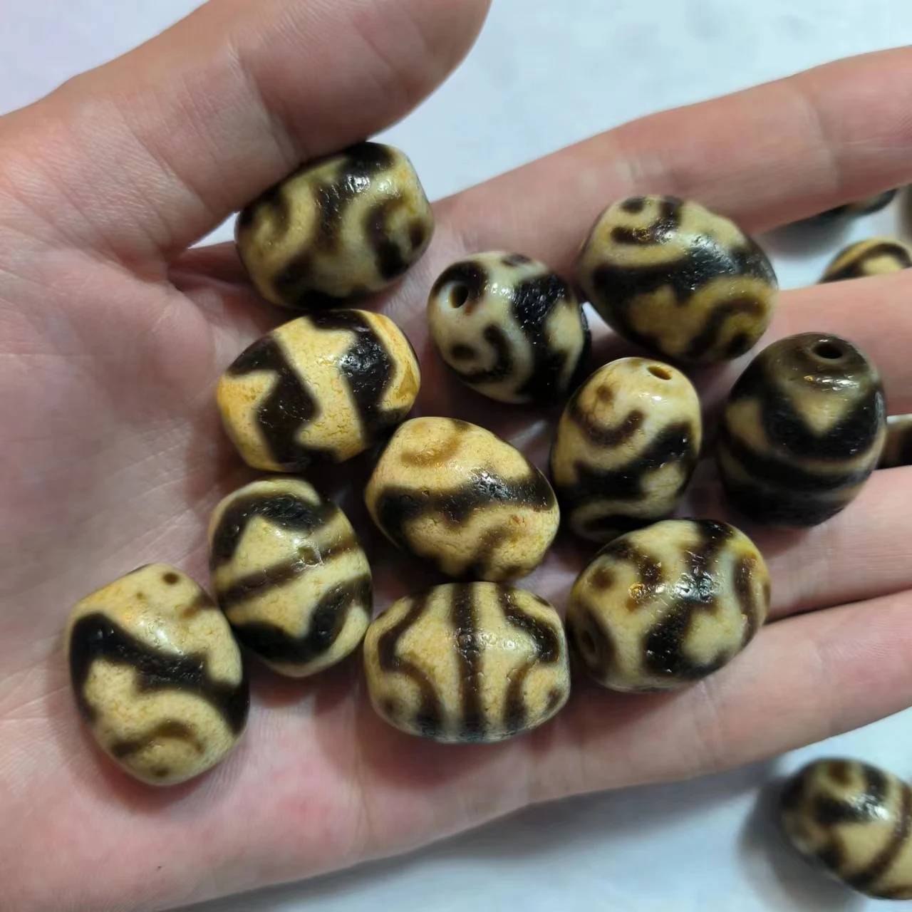 

1pcs/lot Natural Precious Agate Daluo Dzi Beads tooth yellow Weathered Horseshoe Various patterns folk-custom accessories gem