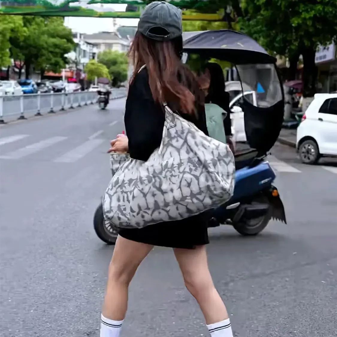 

2025 Новая женская модная сумка, легкая сумка для покупок большой вместимости, простая холщовая сумка на плечо для поездок на работу