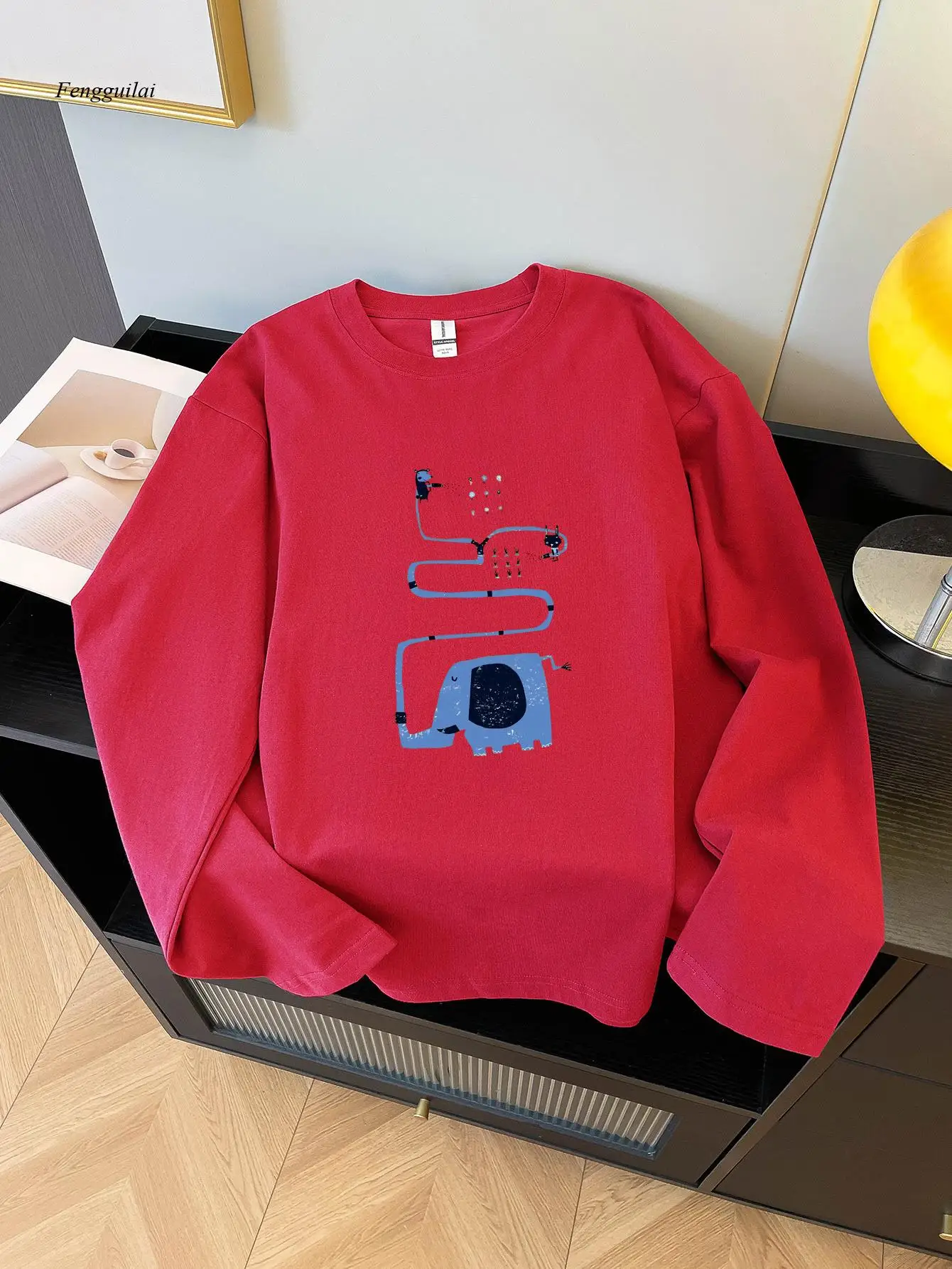 เสื้อยืดแขนยาวลำลอง - คอกลมพิมพ์ลายกราฟิกพร้อมลวดลายสัตว์และเรขาคณิตแปลกตา สีเขียวเข้ม