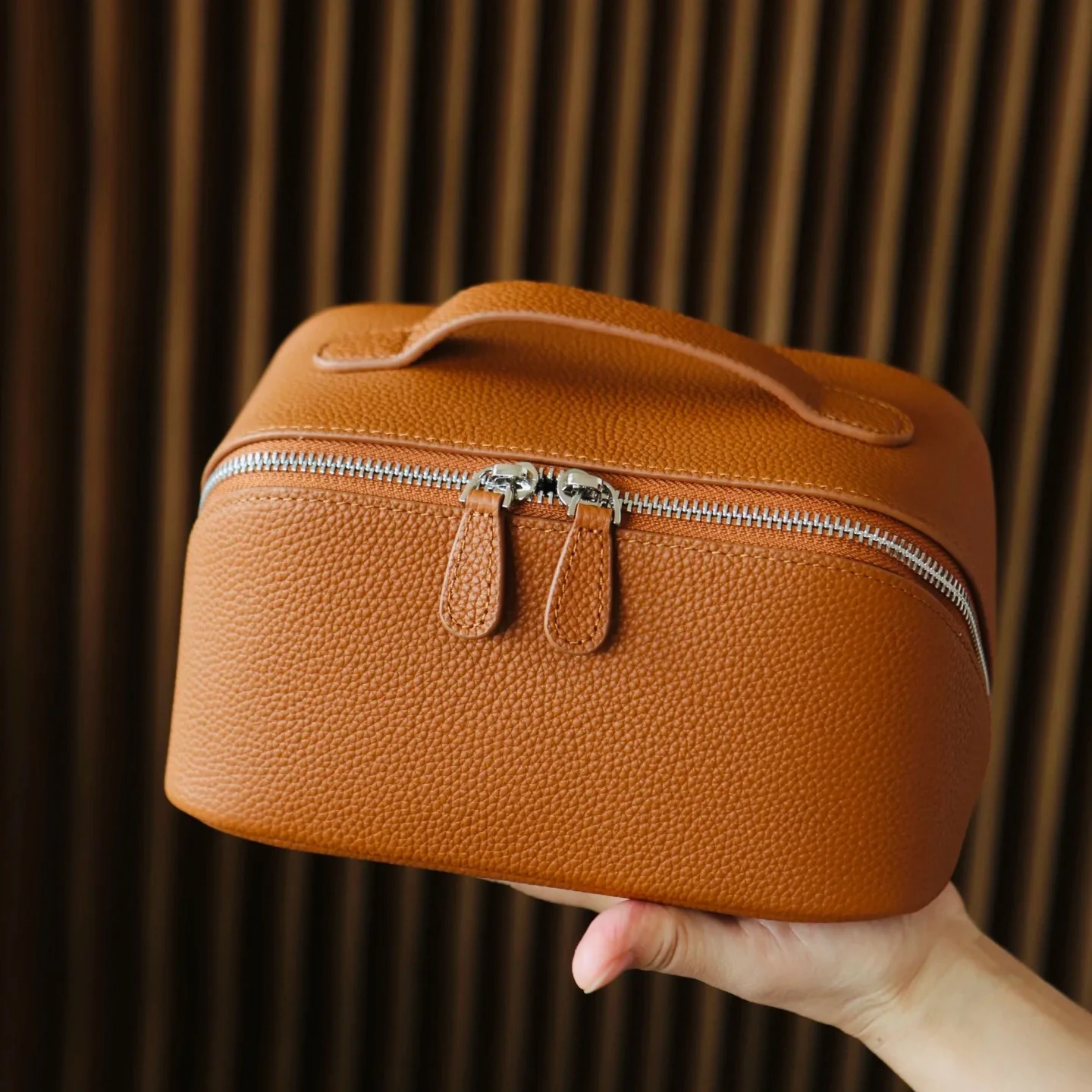 

Top Cowhide Women's Makeup Bag 2025 New Classic Design Portable Travel Toilet Bag Large Capacity Simple Storage Makeup Bag