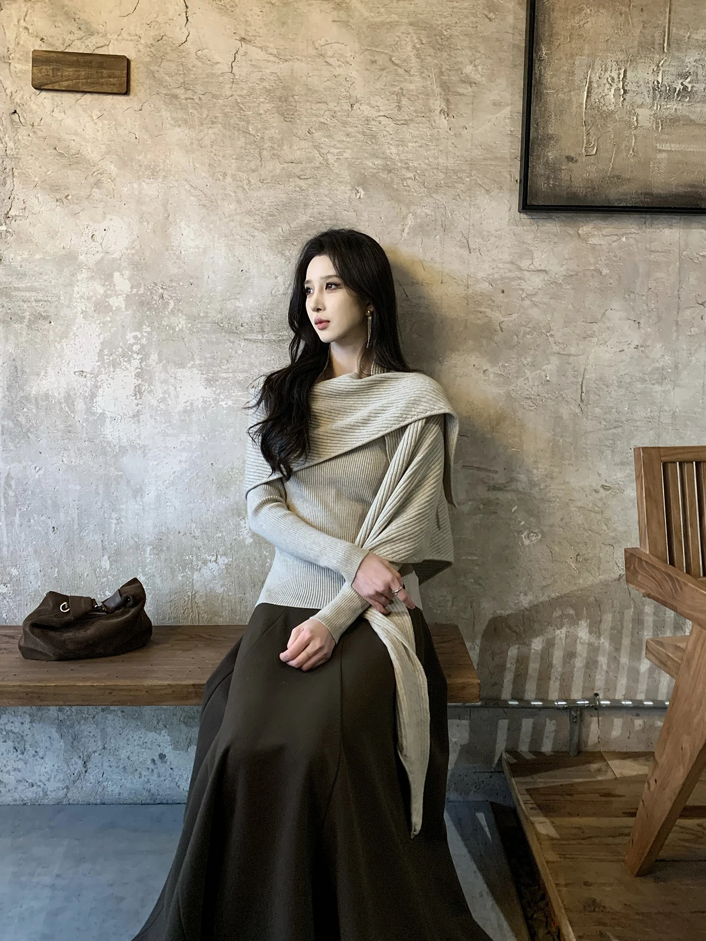 

Вязаный свитер с V-образным вырезом и комплект из двух предметов для женщин от Onion: укороченный, однотонный, модный.