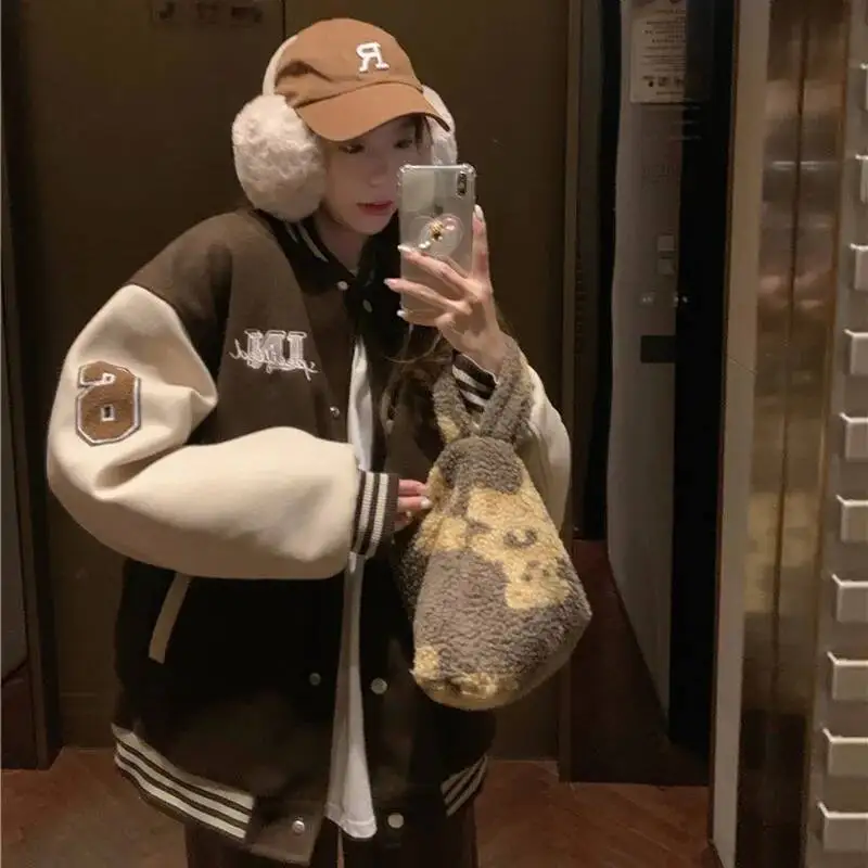 سترة بيسبول نسائية مبطنة بالصوف ملابس خارجية متعددة الاستخدامات مع منشفة مطرزة بنمط كسول معطف شتوي عصري كوري