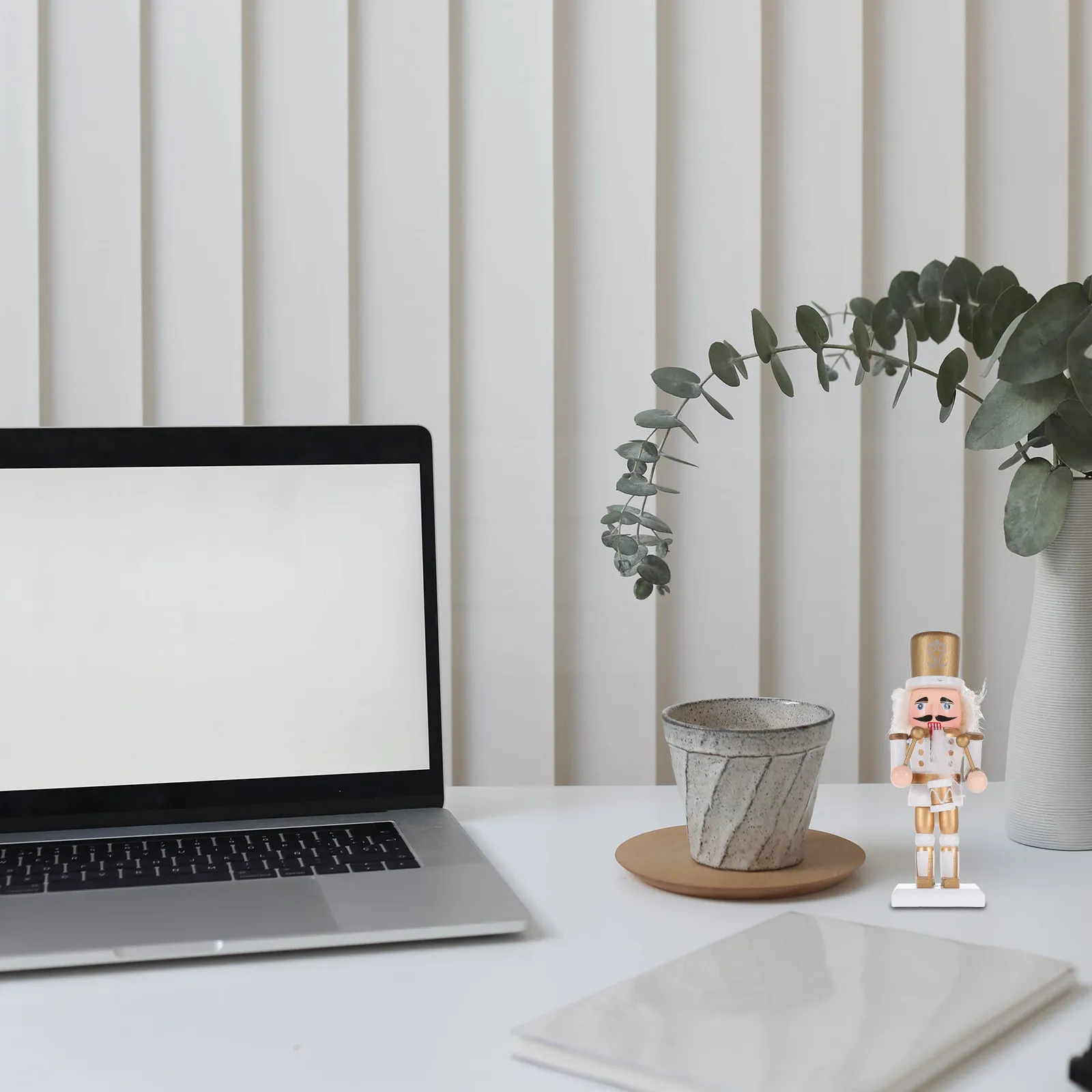 

Набор из 3 деревянных елочных украшений «Щелкунчики»: солдатики ручной работы для праздничного декора дома и улицы