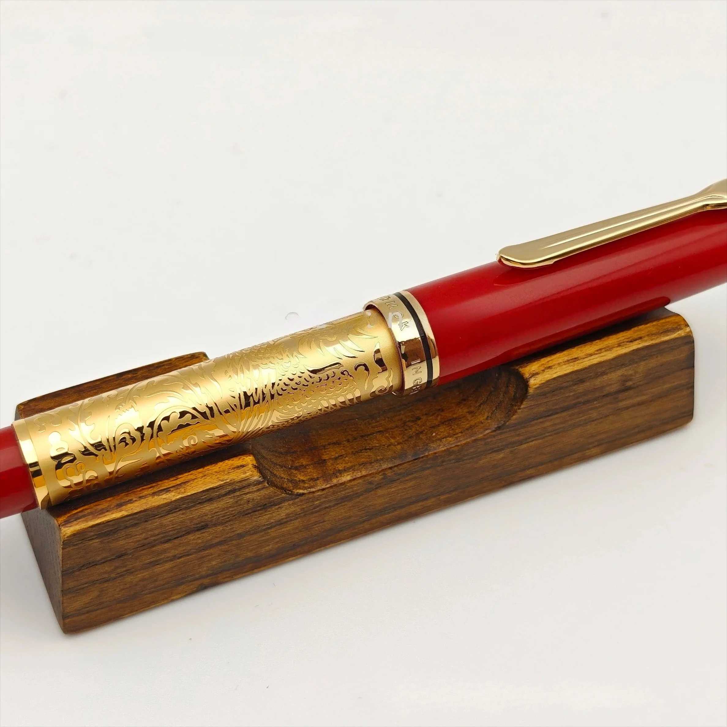 stylo-plume-a-piston-admok-m800-divine-beast-essence-edition-sculptee-n°6-schmidt-bock-plaque-or-24-carats-motif-dragon-et-tigre-blanc