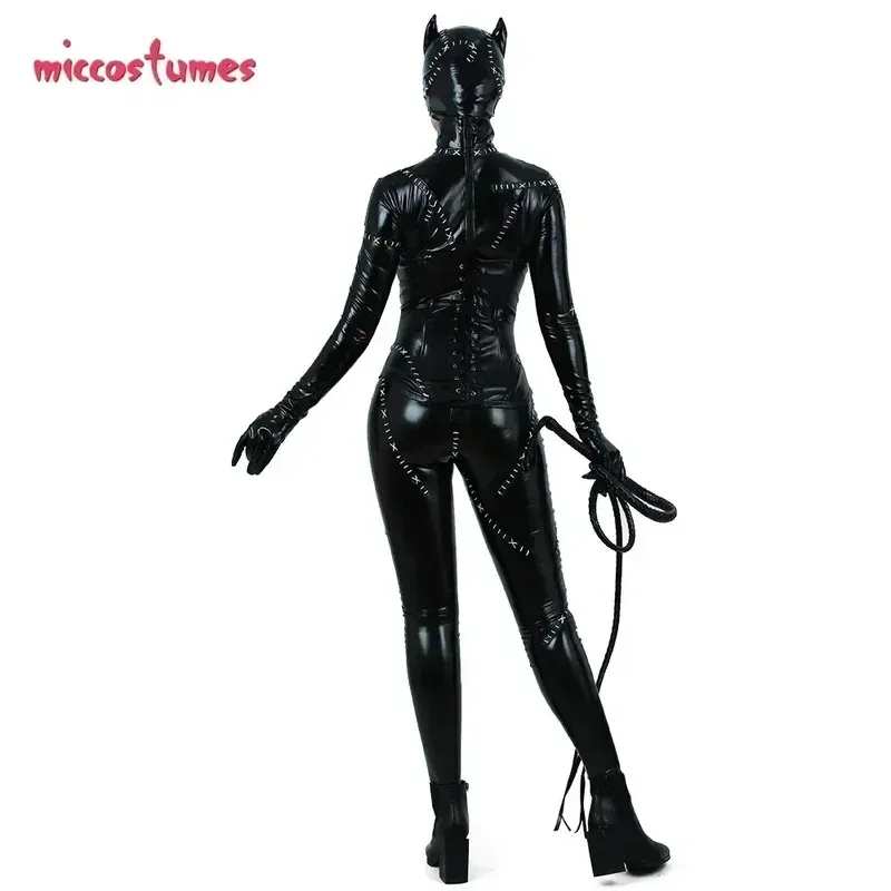 미코의 의상은 고양이 여자(Human Catwoman)를 위한 고급스러운 할로윈 애니메이션 테마 파티 의상을 제공하며, 타이트한 코르셋이 특징입니다.