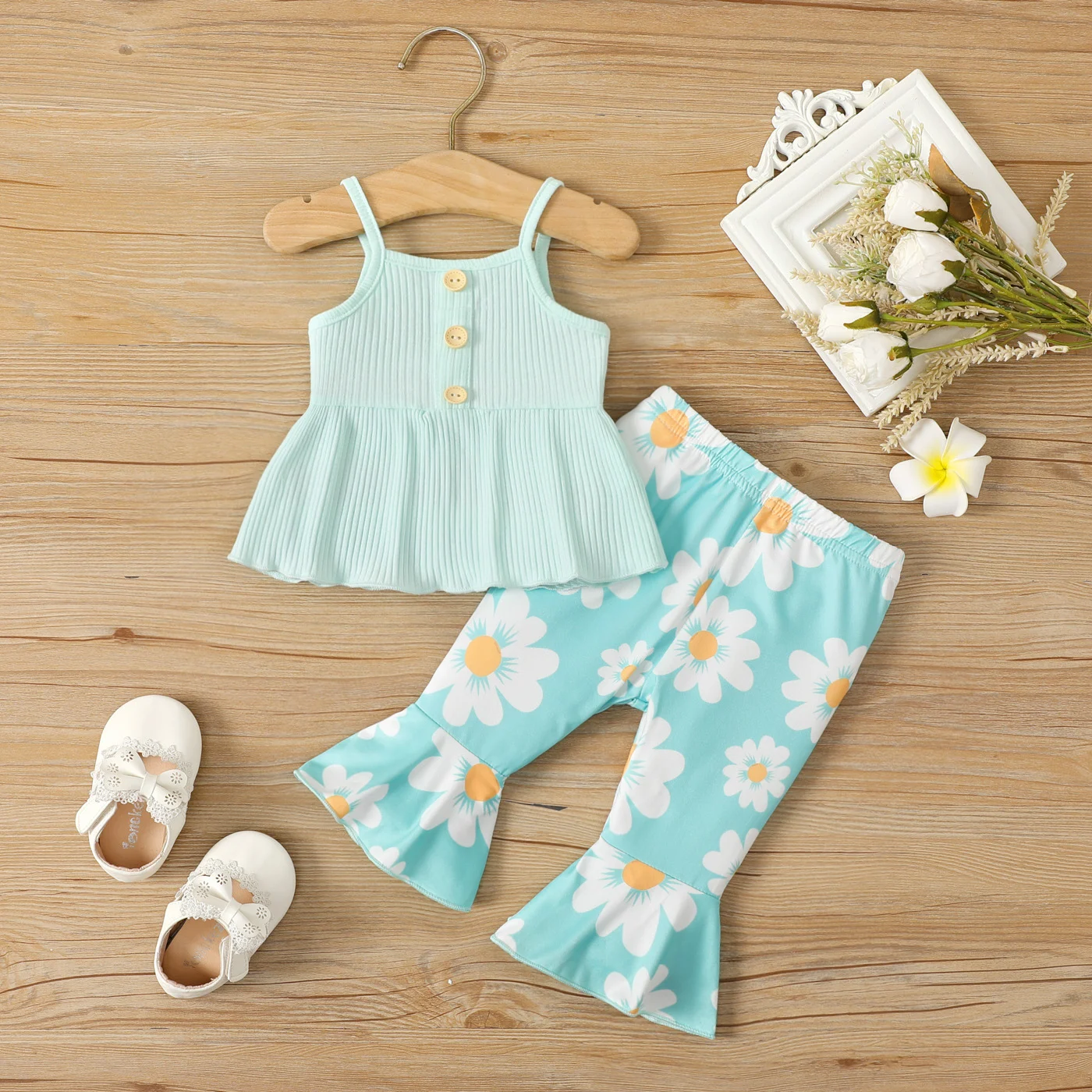 

PatPat 2pcs Baby Girl Cotton Rib-knit Camisole and Daisy Print Flared Pants Set