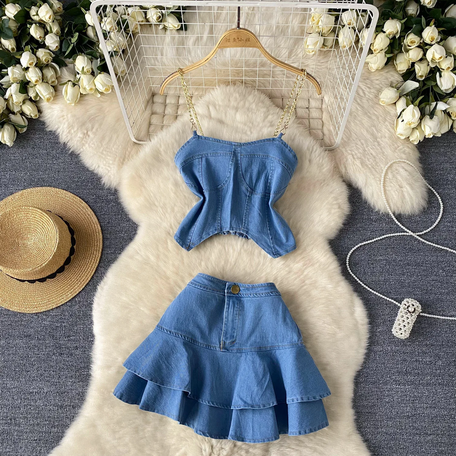 

Джинсовый костюм Pure Desire Wind Spice Girl. Летний укороченный жилет с лямкой на шее и вытиранием на груди + короткая юбка с высокой талией и воланами до половины тела