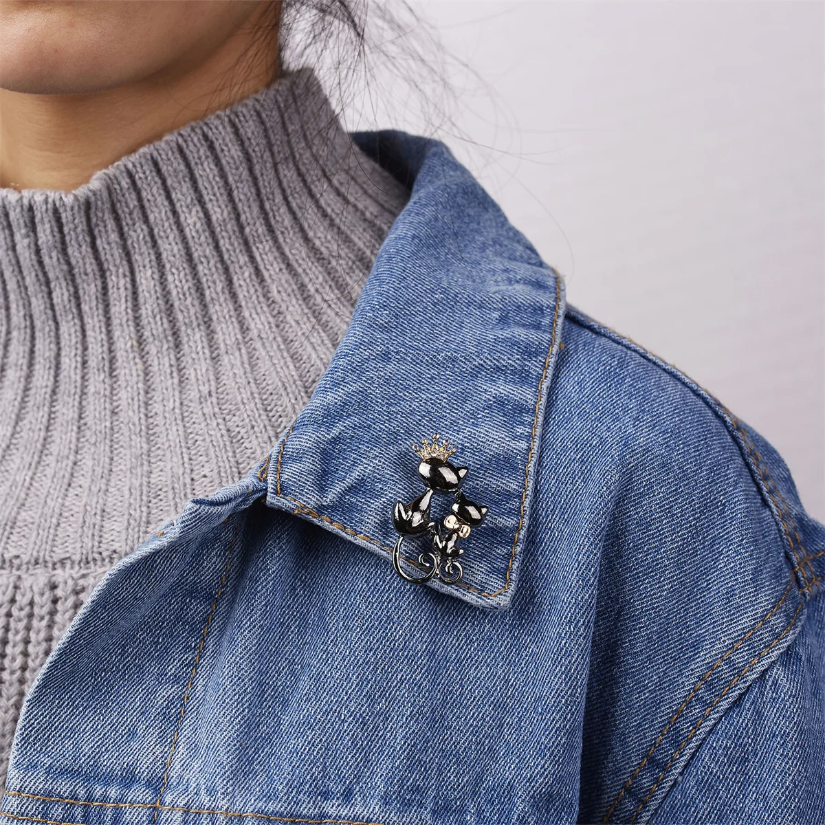 Rinhoo Reiten Besen Fliegende Katze Brosche Für Frauen Cartoon Nette Hexe Kätzchen Kragen Anstecknadeln Lustige Tier Rucksack Abzeichen Schmuck – Detail 16