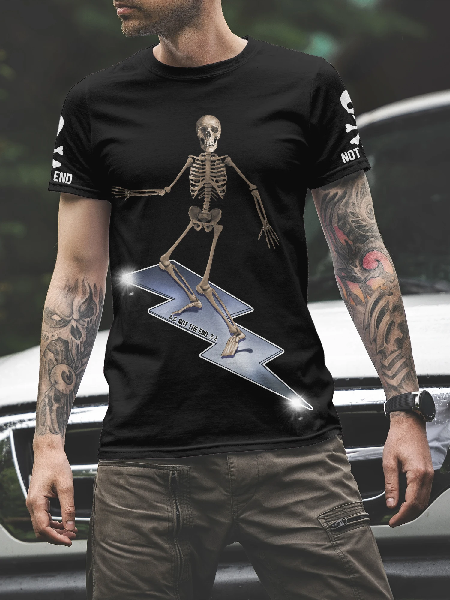 

Мужская футболка "Not The End" Skeleton Lightning – с дерзким графическим принтом, модная повседневная футболка, идеально подходит для подарка или для повседневной носки.