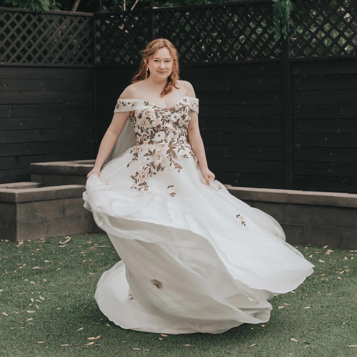 Off Shoulder Big Size Appliques Bohemian Wedding Dress Customized Sweetheart Floral Colorful Tulle Overlay Unique Bridal Gowns