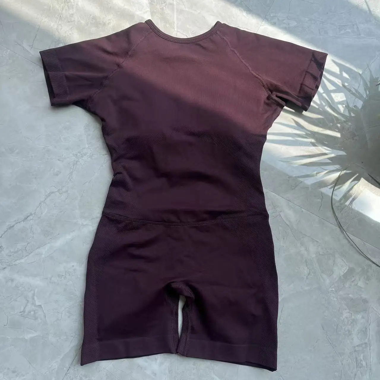Women's backless short-sleeved one-piece dress, short shorts, lifting short buttocks for fitness. High-elastic tight yoga suit.
