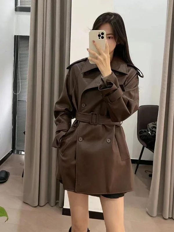 

Новая женская кожаная куртка 2025 года, коричневая, модная, маленького размера, осенняя, кожаная ветровка, пальто для повседневной носки, удлиненная модель