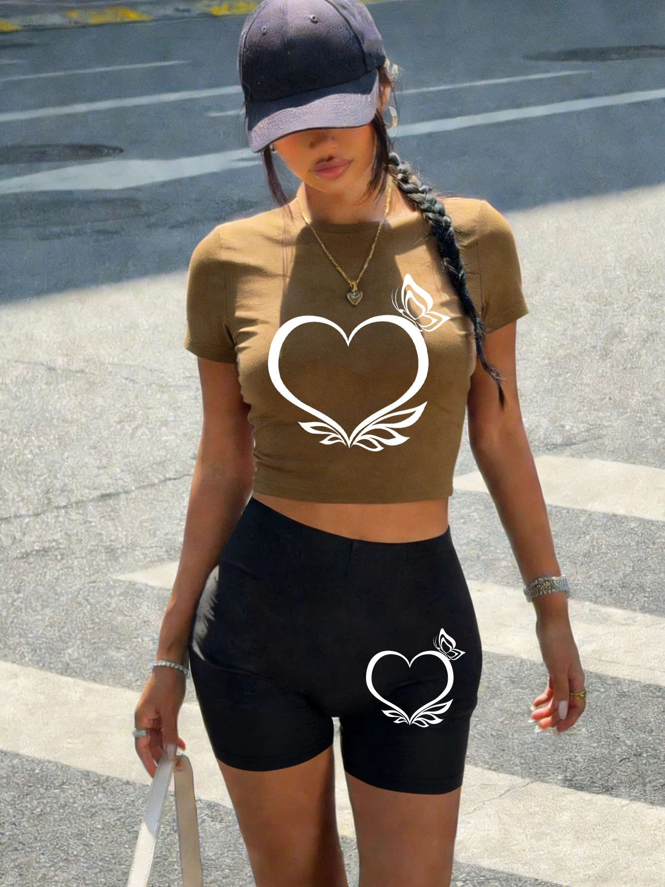 

Женский комплект: футболка с принтом «Бабочка и сердце» в стиле Y2K, эластичные леггинсы, хлопковая укороченная футболка с круглым вырезом, летние шорты для йоги