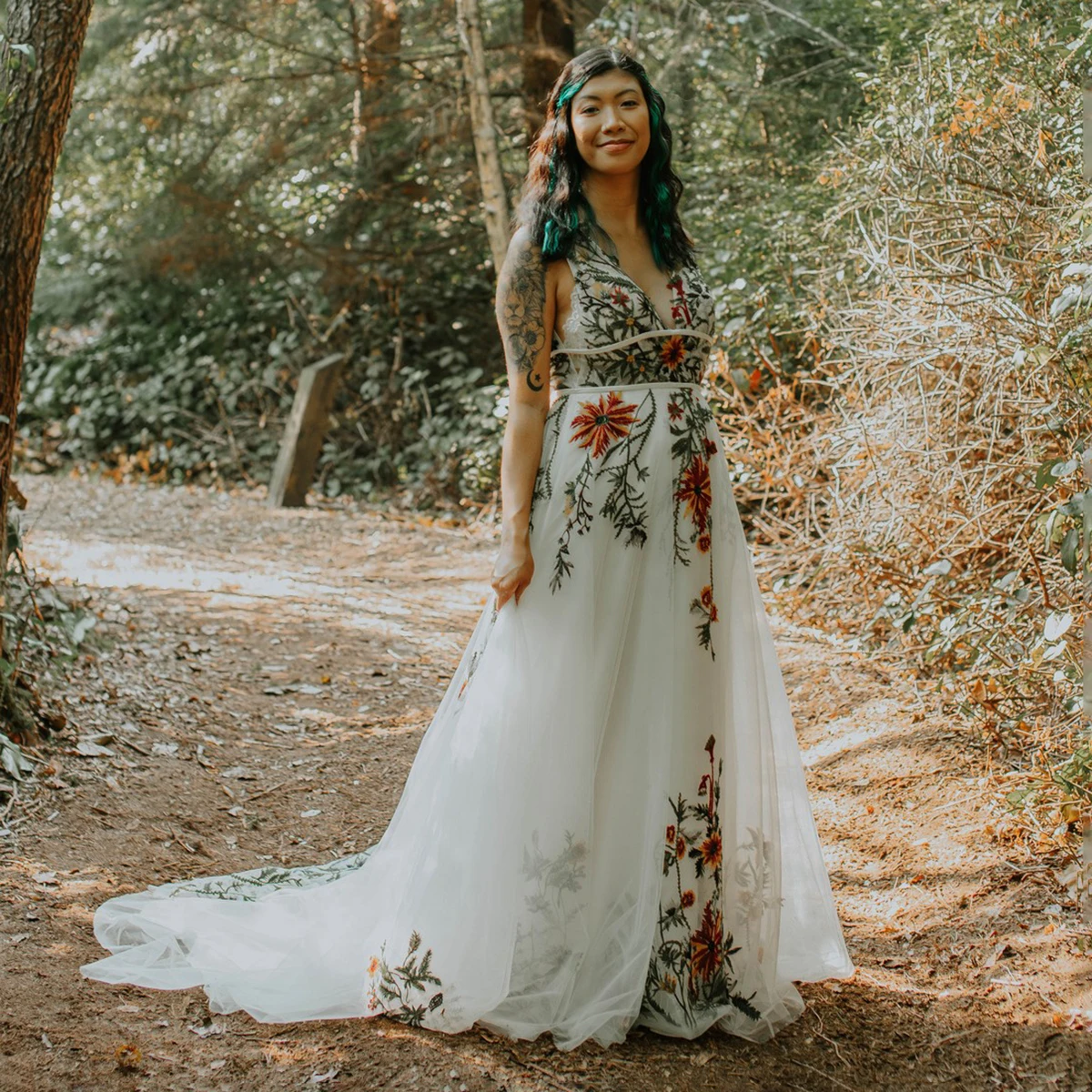 Colorful Customized Embroidered Lace Wedding Dress Sleeveless Backless Multicolor Armpit Cutout Deep V Big Size Bridal Gowns