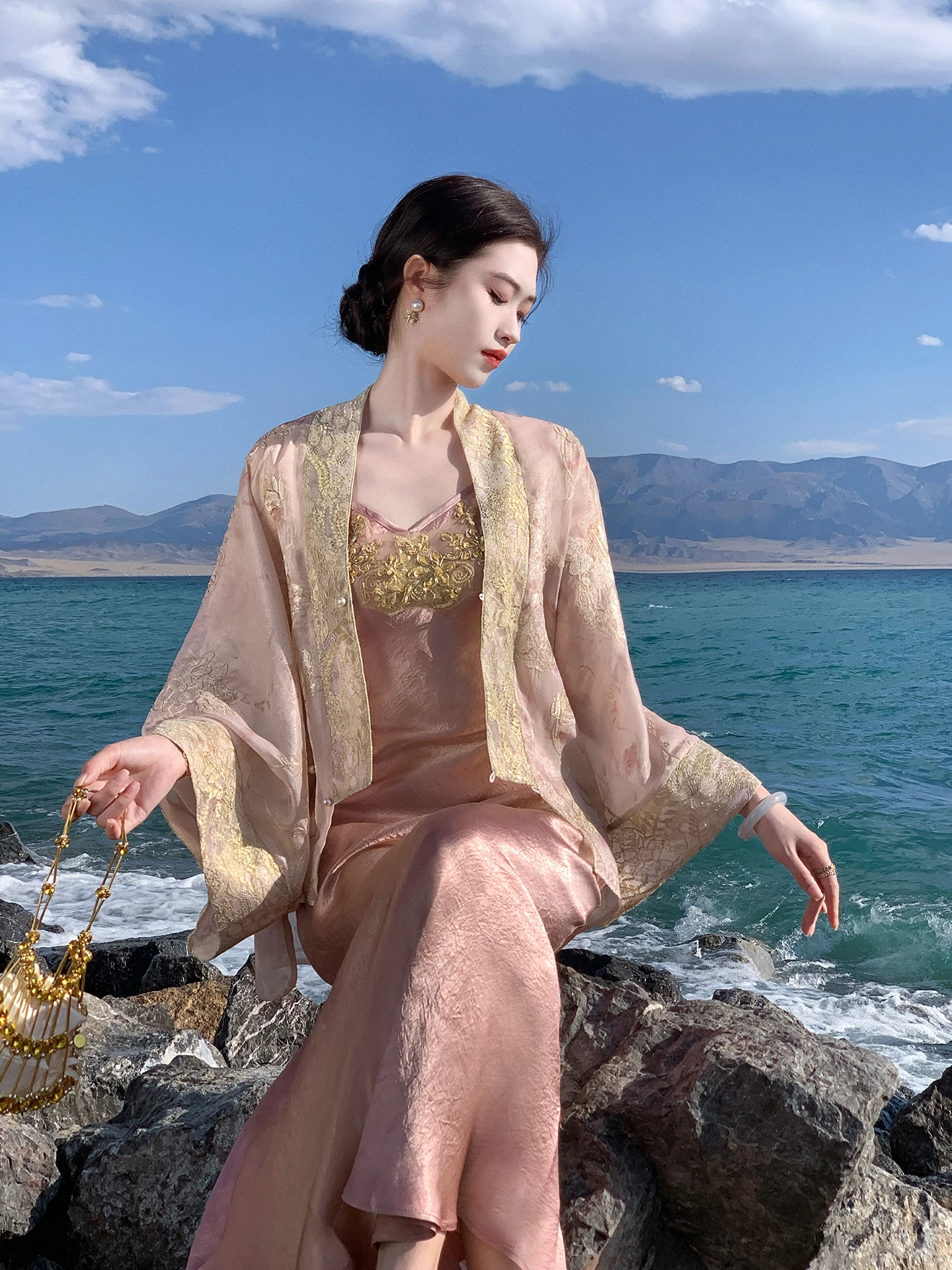 

Комплект из вышитой куртки и атласного платья с бретелями для женщин: осенне-зимний китайский модный комплект в стиле Цин Бэнь Цзя Жэнь Лун Сэ.