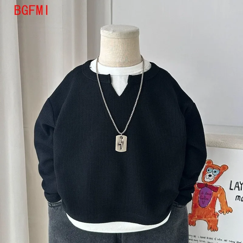 Babys Boys الهراء شبكة طويلة الأكمام تي شيرت برقبة على شكل v ربيع الخريف 2025 البلوز قلنسوة من القطن الاطفال وسيم وهمية قطعتين القمم