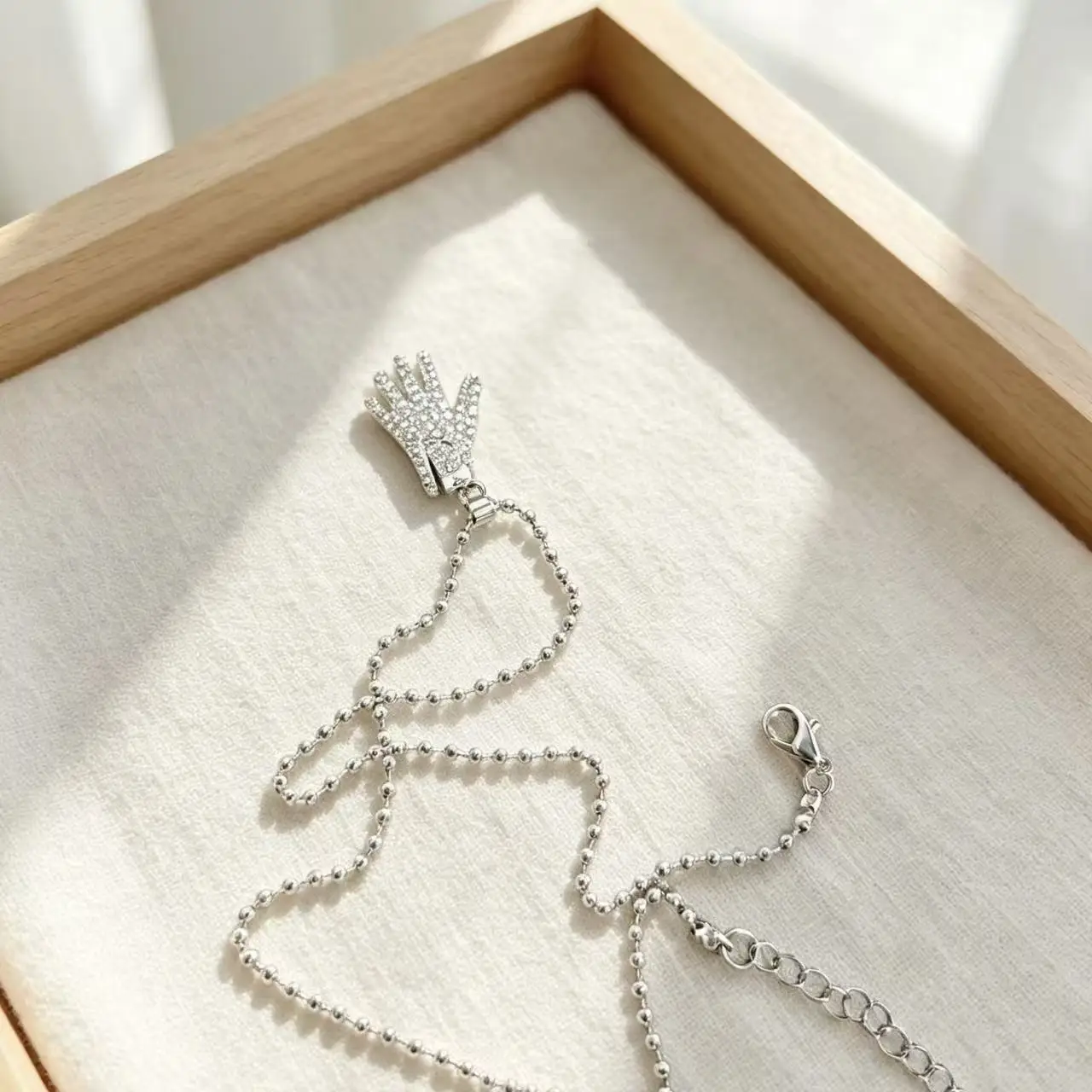 Full Diamond Michael Jackson Gloves Necklace Men's and Women's Same Niche Jewelry Unique Personality Palm Clavicle Chain Gift - view 5