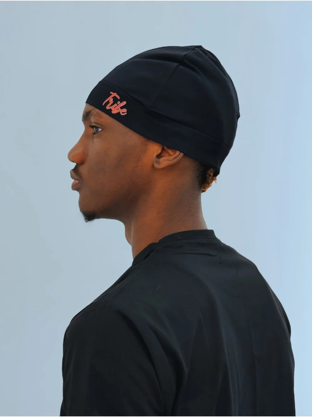 스트리트 트렌드세터는 유럽과 미국의 힙합 복고풍 문자 자수 남녀공용 다재다능한 패셔너블 캐주얼 모자를 가지고 있어야 합니다.