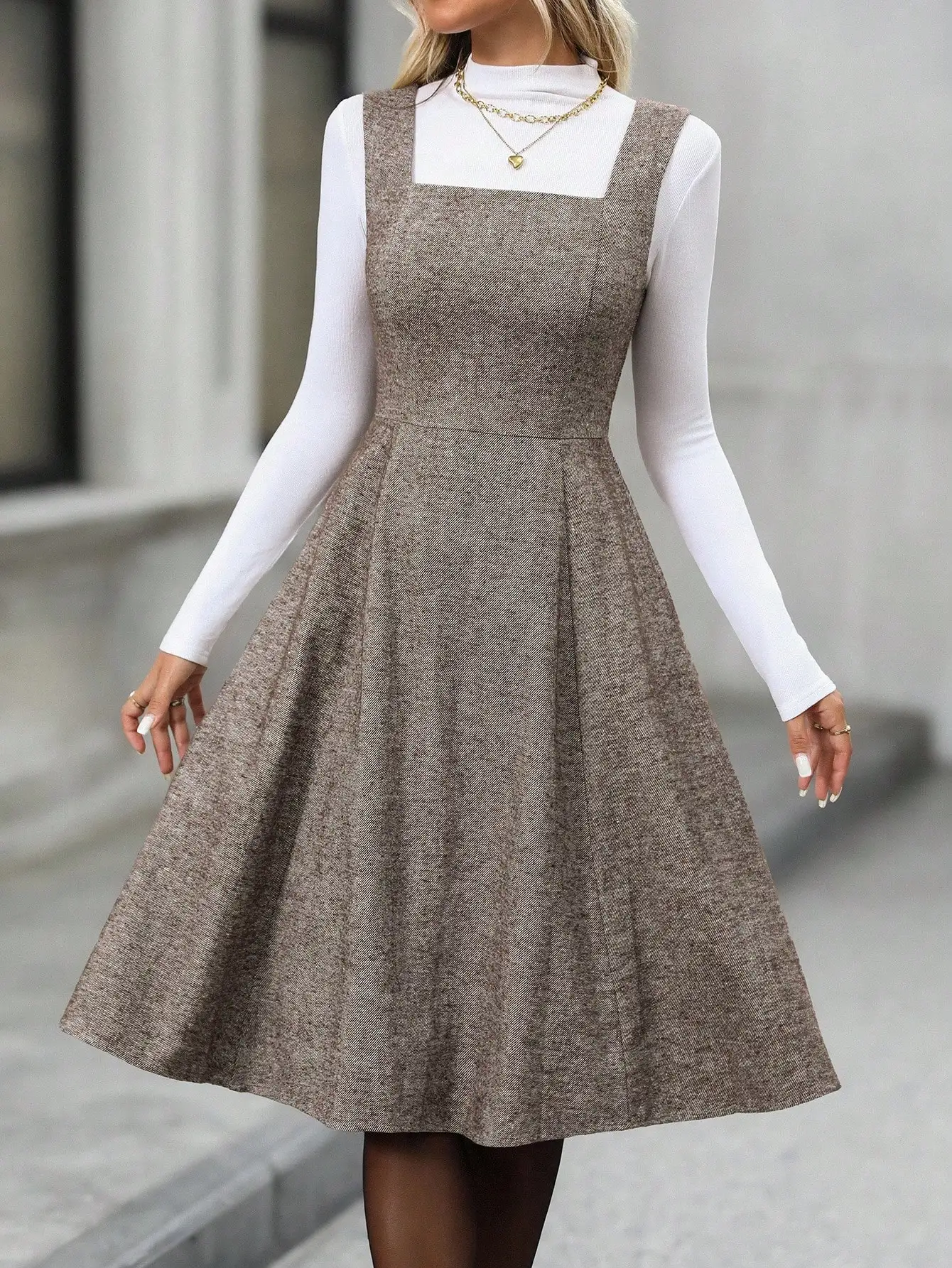 

Платье миди А-силуэта без рукавов с квадратным вырезом и зауженной талией