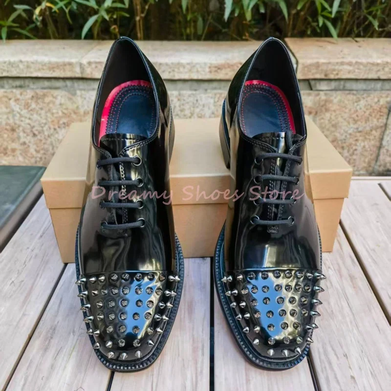 

Black Rivet Patent Leather Low Heels Dress Shoes Men Lace Up Square Toe Oxford Shoes Luxury Fashion Business Wedding Male Shoes