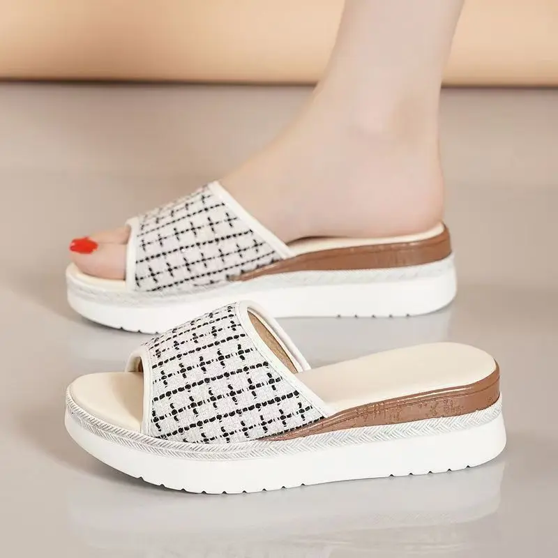 

Женские летние новые шлепанцы на танкетке с одной лямкой, на толстой нескользящей подошве, дышащие, модные, легкие, для улицы, сандалии